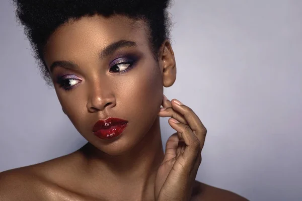 Jong Afrikaans model met een mooie make-up — Stockfoto