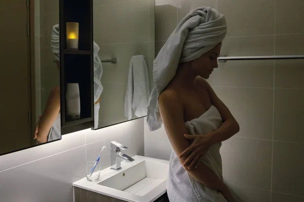 Schöne Frau nach der Dusche in das Handtuch gewickelt — Stockfoto