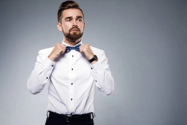 Stylish handsome man wearing a classic suit with bow-tie — Stock Photo, Image