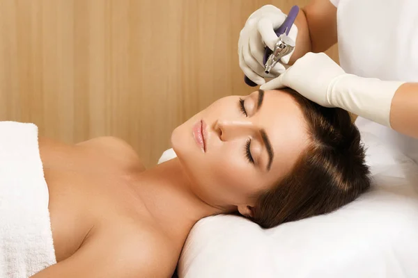 Woman in the beauty salon during  Bio oxidation therapy — 스톡 사진