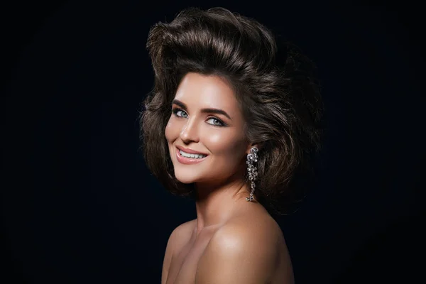 Vakker kvinne med vakker frisyre og sminke – stockfoto