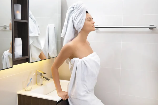 Mooie vrouw gewikkeld in de handdoek na douche — Stockfoto