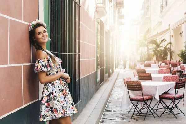 Счастливая женщина в красивом платье на улице — стоковое фото