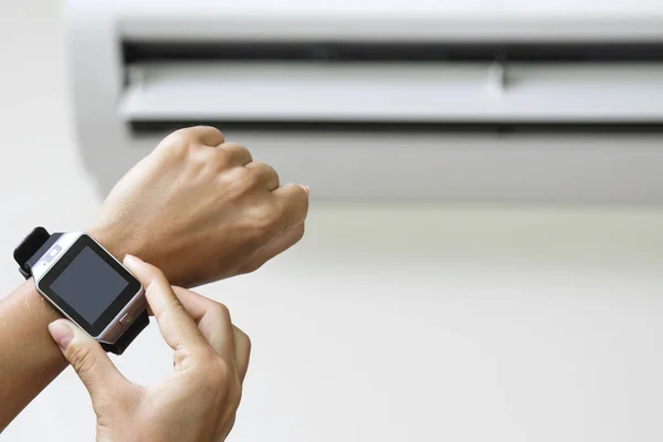 Climate control with a smartwatch — Stock Photo, Image