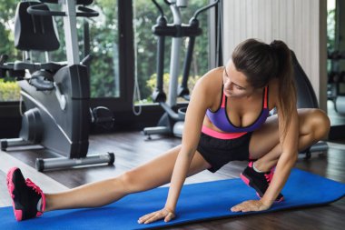 Esneme egzersizi yapan kadın.