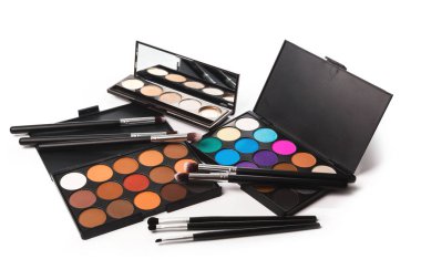 Göz farı paleti ve fırçalar