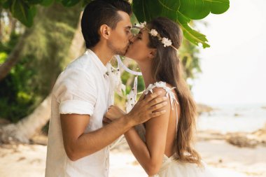 Sadece evli çift sahilde düğün kutluyor