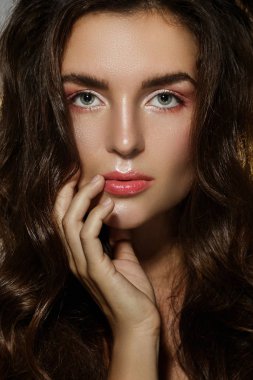 Güzel kıvırcık saçlı seksi kadın Portresi