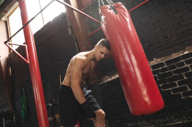 Fighter bir kum torbası ile yaptığı egzersiz sırasında çok yorgun