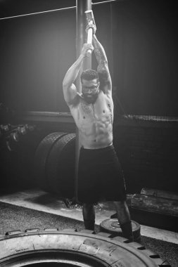 Adam çapraz treni sırasında tiroba balyozla çarpıyor.