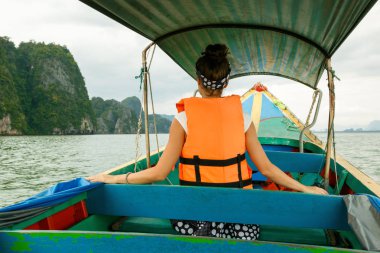 Thaila onu tatil sırasında uzun kuyruk teknede genç kadın