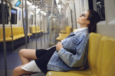 Seksi model metro treninin vagonunda poz
