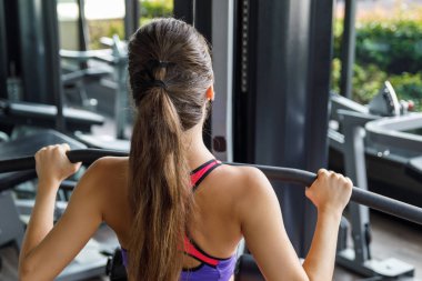 Kadın sırtı için egzersiz yapıyor - Lat pulldown