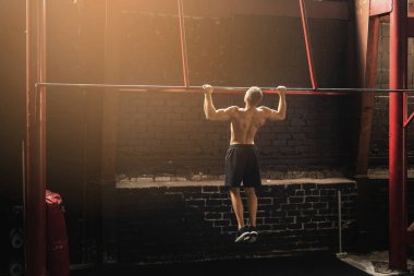 Güçlü adam spor salonunda egzersiz kadar çekin yapıyor