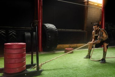 Kızak sürükleme egzersizi. Onun çapraz eğitim egzersiz sırasında Sporcu.