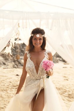 Düğün kutlayan genç ve güzel gelin 