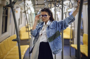 Seksi model metro treninin vagonunda poz