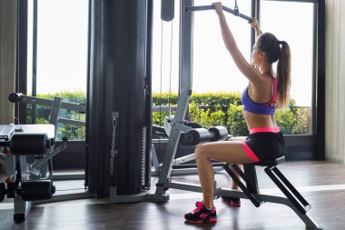 Kadın sırtı için egzersiz yapıyor - Lat pulldown