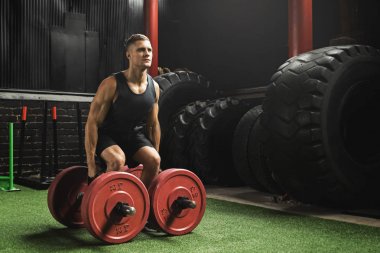 Sporcu çapraz antrenman sırasında çiftçi yürüyüşü egzersizi yapıyor