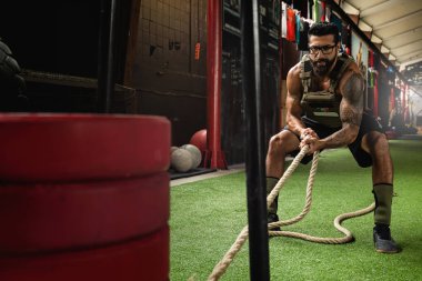 Kızak sürükleme egzersizi. Onun çapraz eğitim egzersiz sırasında Sporcu.