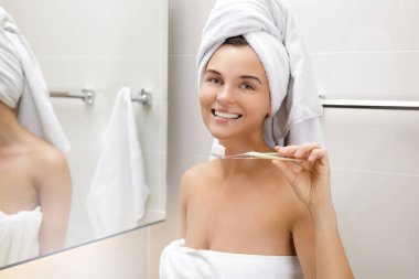 Günlük diş fırçalama rutini sırasında kadın