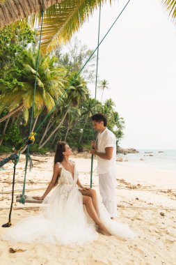 Mutlu genç evli çift beac kendi düğün kutluyor