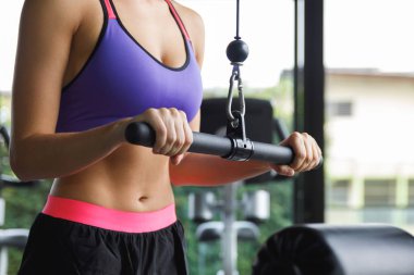 Spor salonunda triceps eğitimi kadın