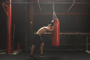 Fighter bir kum torbası ile yaptığı egzersiz sırasında çok yorgun