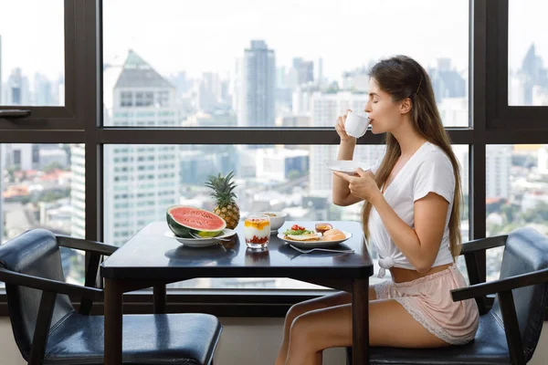 朝に朝食を食べる若い女性 — ストック写真