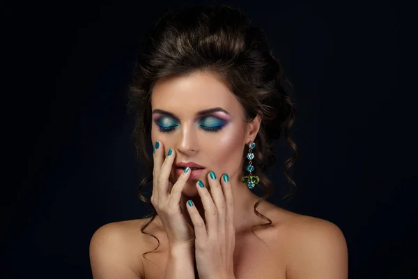 Mujer vestida con hermosos pendientes con piedras preciosas —  Fotos de Stock