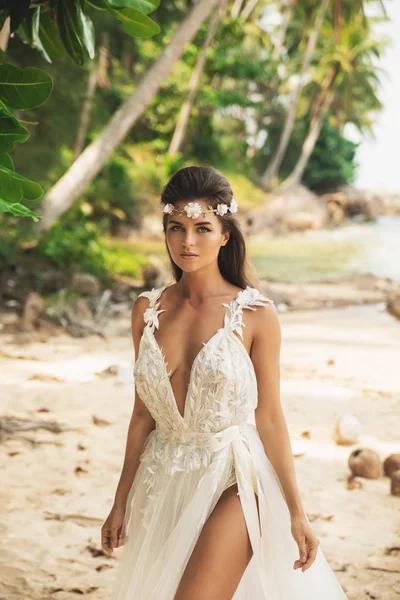 Sinnliche Braut trägt wunderschönes Brautkleid auf der tropischen ist — Stockfoto