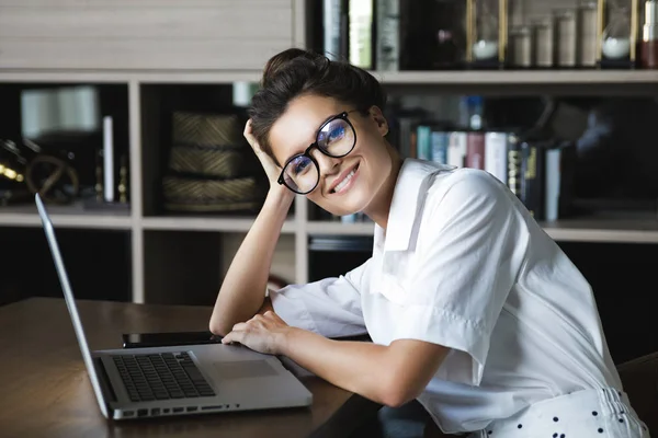 Mujer trabajando con portátil en su oficina — Foto de Stock