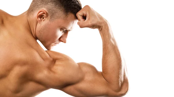 Jovem muscular homem mostrando seu bíceps — Fotografia de Stock