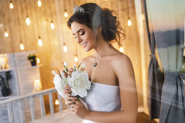 Šťastná a krásná nevěsta s kyticí květinami — Stock fotografie