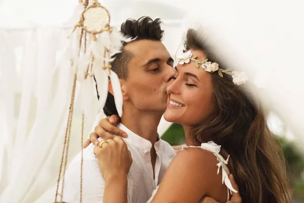 खुश विवाहित जोड़ी अपनी शादी मना रही है — स्टॉक फ़ोटो, इमेज
