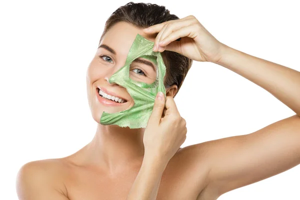 Yüzünde yeşil peeling maskesi olan kadın — Stok fotoğraf