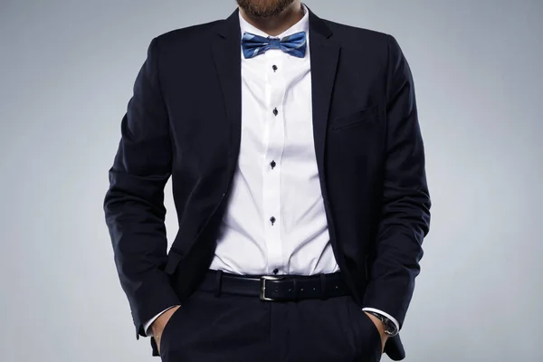 Uomo in abito blu navy con papillon — Foto Stock