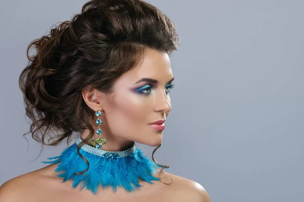 Femeie frumoasă cu cercei scumpi și colier elegant — Fotografie, imagine de stoc