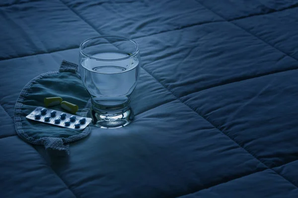 睡眠薬、目隠し、水のガラスのブリスターパック — ストック写真