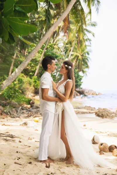 Jeune et beau couple célèbre mariage sur la plage — Photo