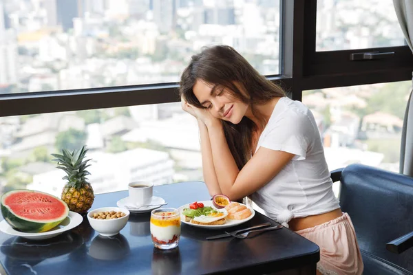 朝に朝食を食べる若い女性 — ストック写真