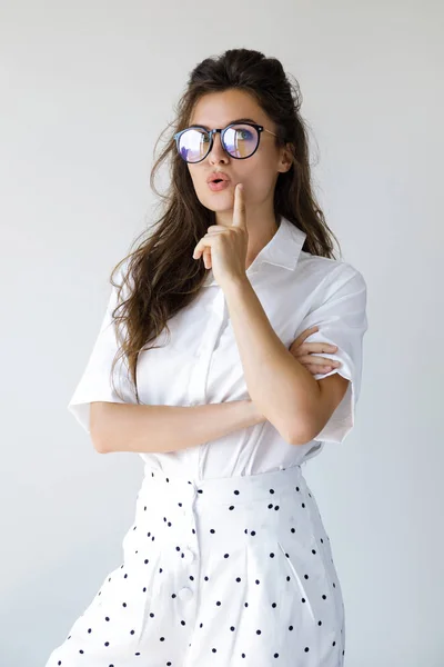 Jovem empresária vestindo roupas elegantes e óculos — Fotografia de Stock