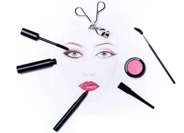 Carta facial y diferentes objetos de maquillaje y cosméticos — Foto de Stock