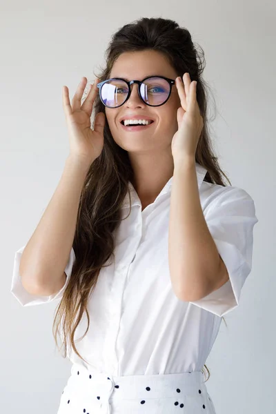 Şık kıyafetler ve gözlük giyen genç iş kadını — Stok fotoğraf
