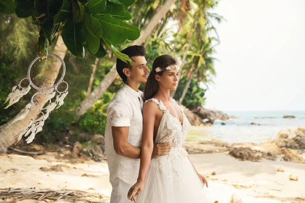 Giovane e bella coppia sta celebrando il matrimonio sulla spiaggia — Foto Stock