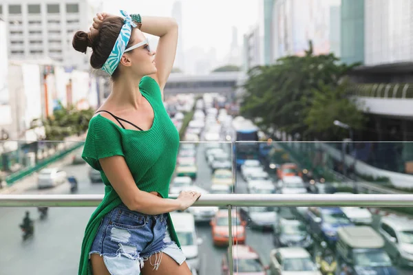 Modelo elegante vestindo camisa verde e bandana está posando no b — Fotografia de Stock