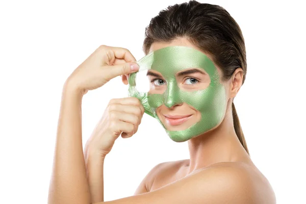 Kobieta z zieloną skórką maski na jej twarzy — Zdjęcie stockowe