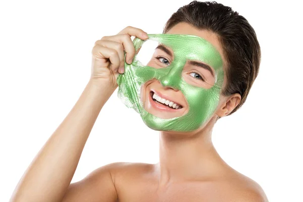 Γυναίκα με πράσινη μάσκα από την φλούδα στο πρόσωπό της — Φωτογραφία Αρχείου