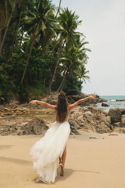 Bride wearing beautiful wedding dress on the tropical beach — Stock Photo, Image