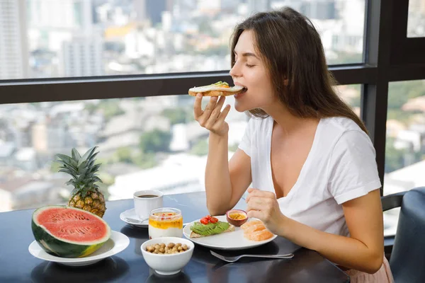 Giovane donna che fa colazione al mattino — Foto Stock